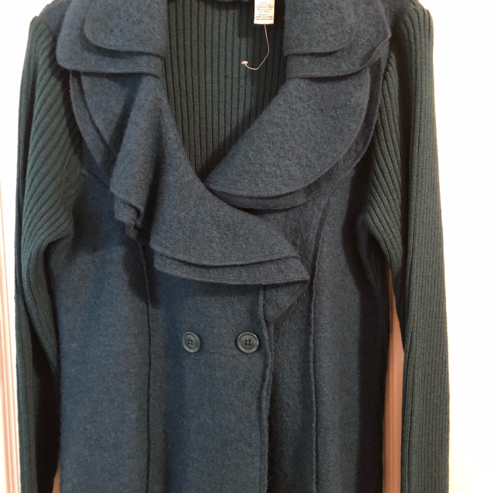 Sweater ruffled collar trim double breasted. New